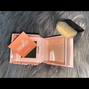 Benefit Cosmetics
Cookie Highlighter